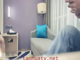 甜美妹子沙发上舌吻摸奶调情～一上床就被操得一蹋糊涂